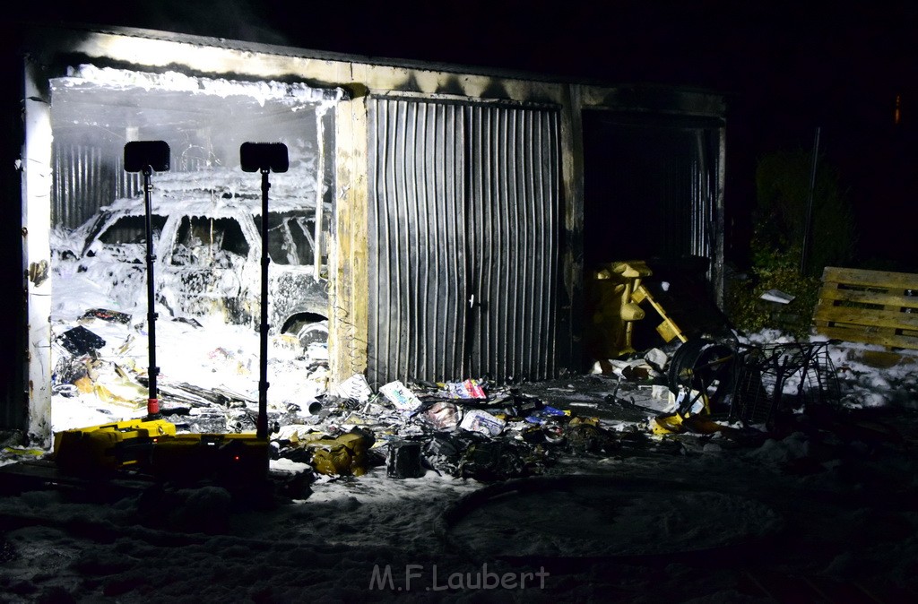 Feuer Hinterhof Garagen Koeln Hoehenberg Olpenerstr P140.JPG - Miklos Laubert